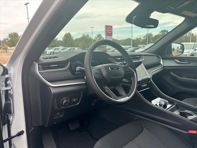 new 2025 Jeep Grand Cherokee car, priced at $40,375