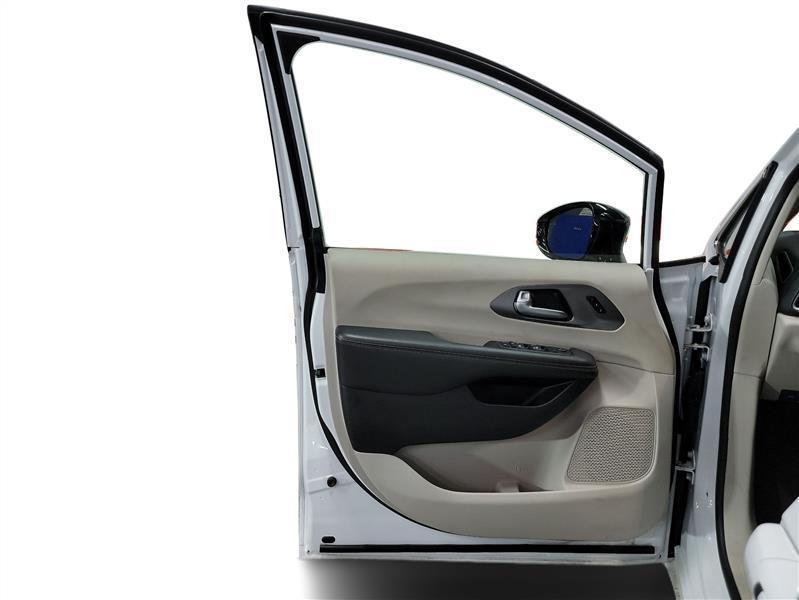 used 2024 Chrysler Pacifica car, priced at $31,500