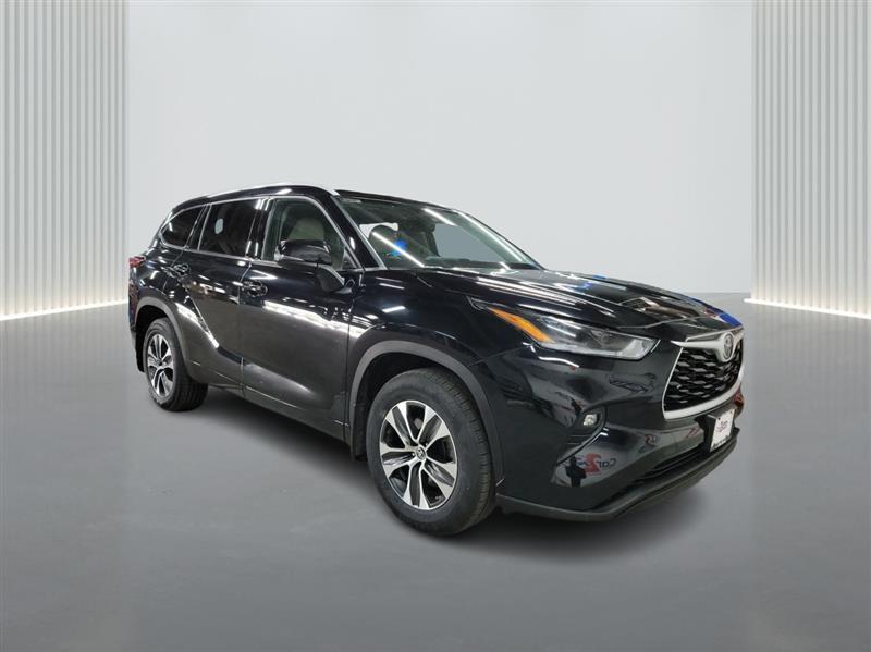used 2022 Toyota Highlander car, priced at $28,900
