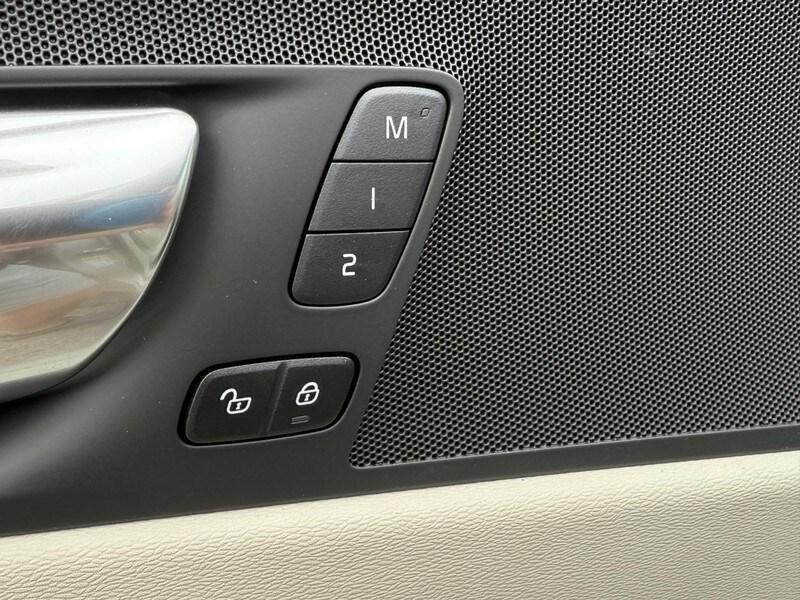new 2025 Volvo XC60 Plug-In Hybrid car