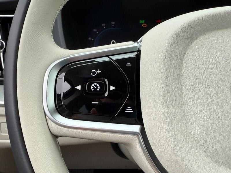 new 2025 Volvo XC60 Plug-In Hybrid car