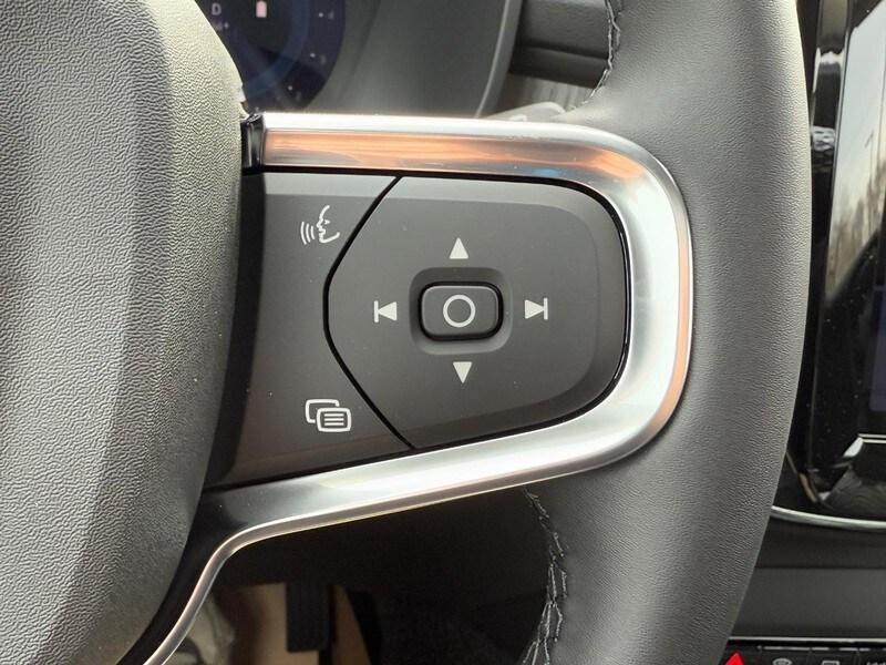 new 2025 Volvo XC40 car