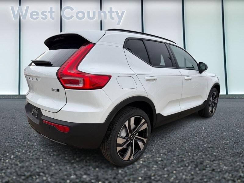 new 2025 Volvo XC40 car