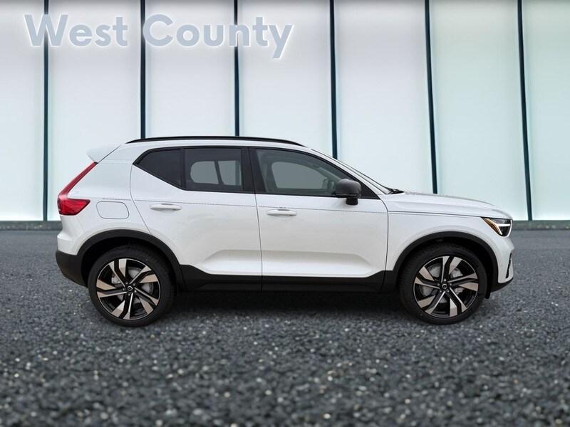 new 2025 Volvo XC40 car