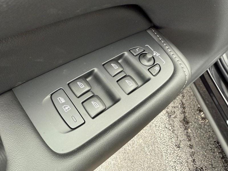 new 2025 Volvo XC60 Plug-In Hybrid car