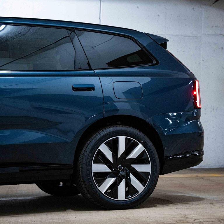 new 2025 Volvo EX90 car, priced at $87,940