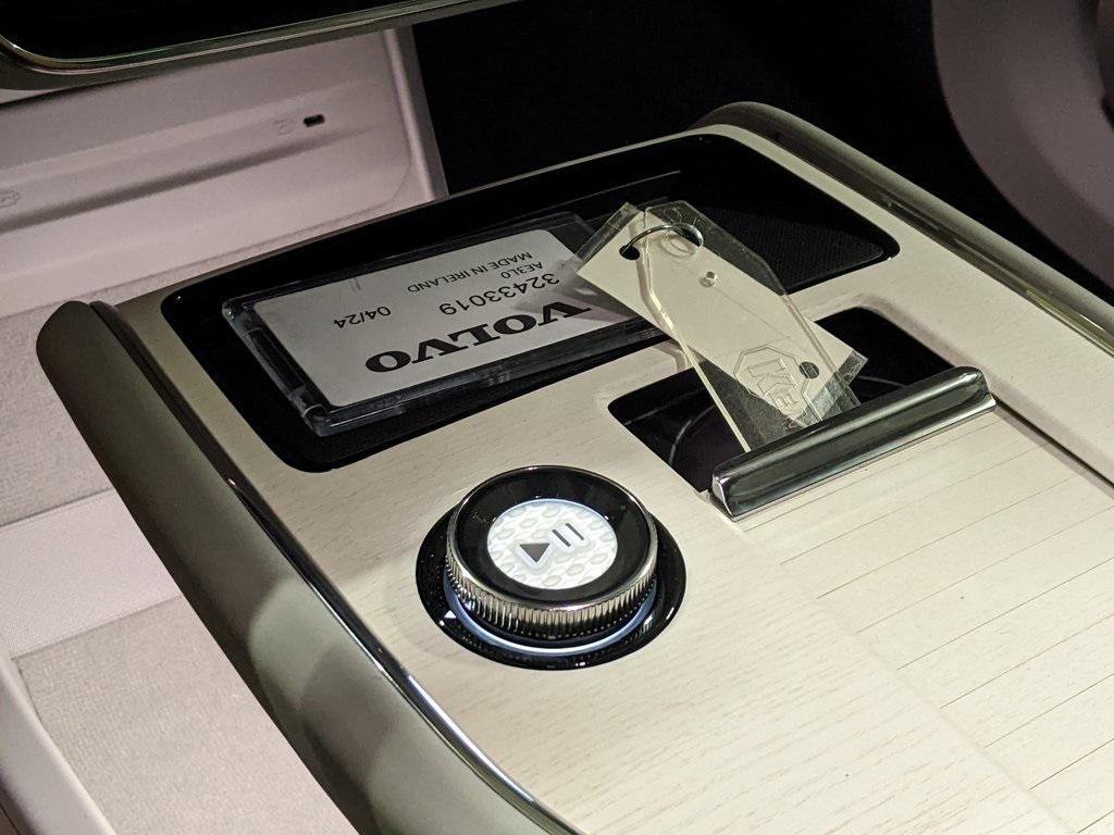 new 2025 Volvo EX90 car, priced at $96,125