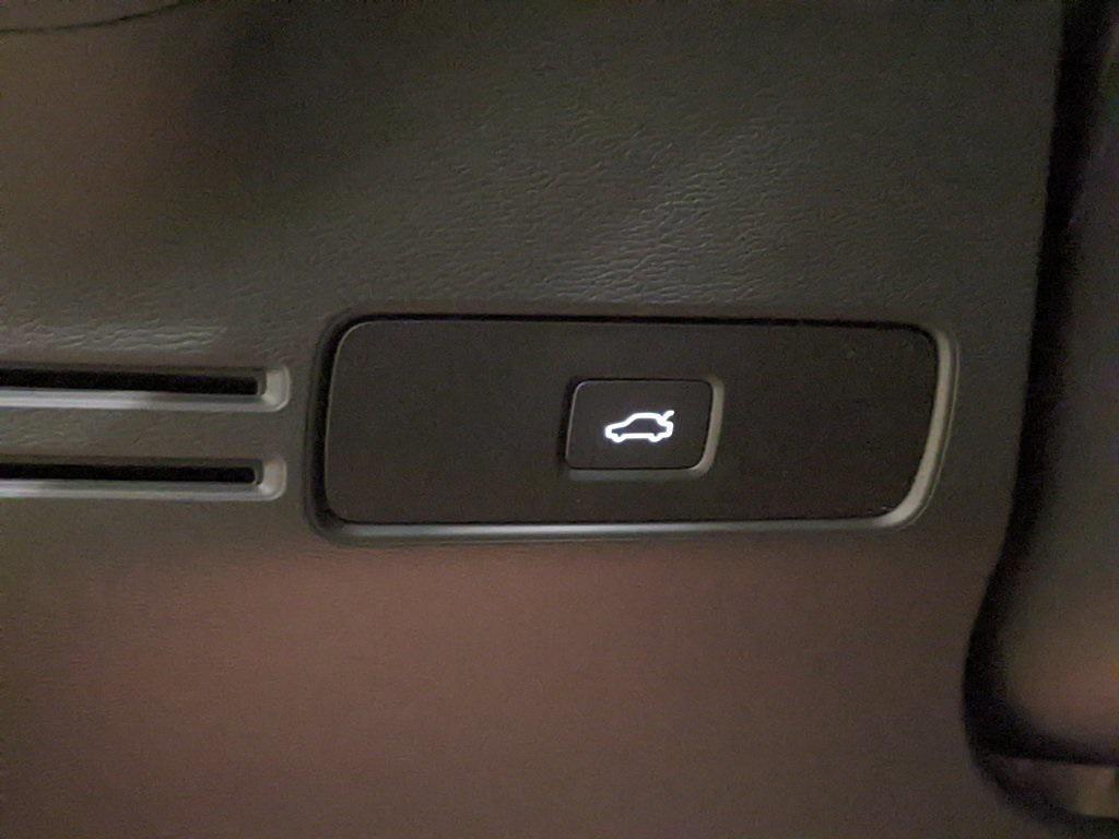 new 2025 Volvo XC40 car, priced at $42,352