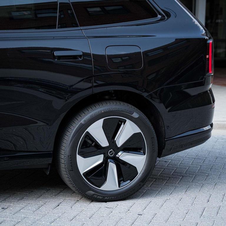 new 2025 Volvo EX90 car, priced at $83,140