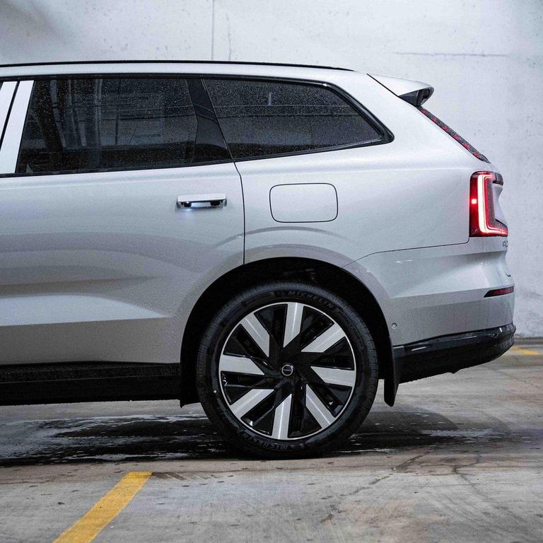 new 2025 Volvo EX90 car, priced at $86,736