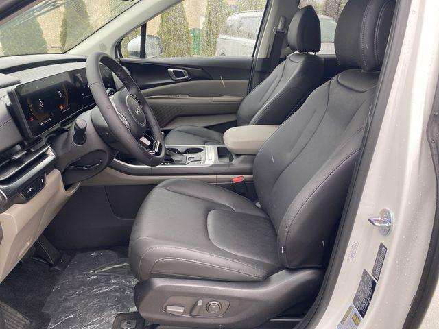 new 2025 Kia Carnival car, priced at $39,648