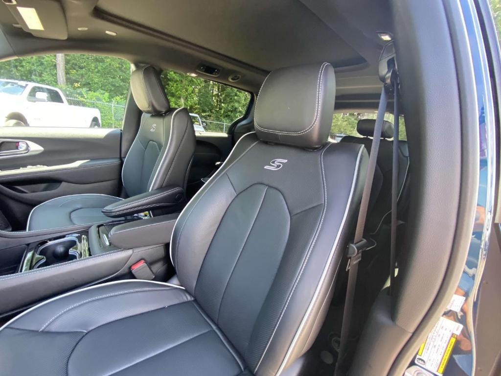new 2025 Chrysler Pacifica car, priced at $47,953