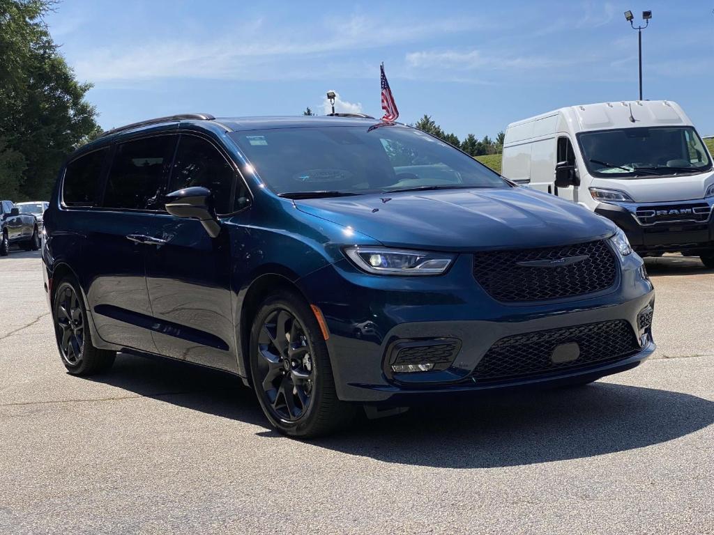new 2025 Chrysler Pacifica car, priced at $47,953