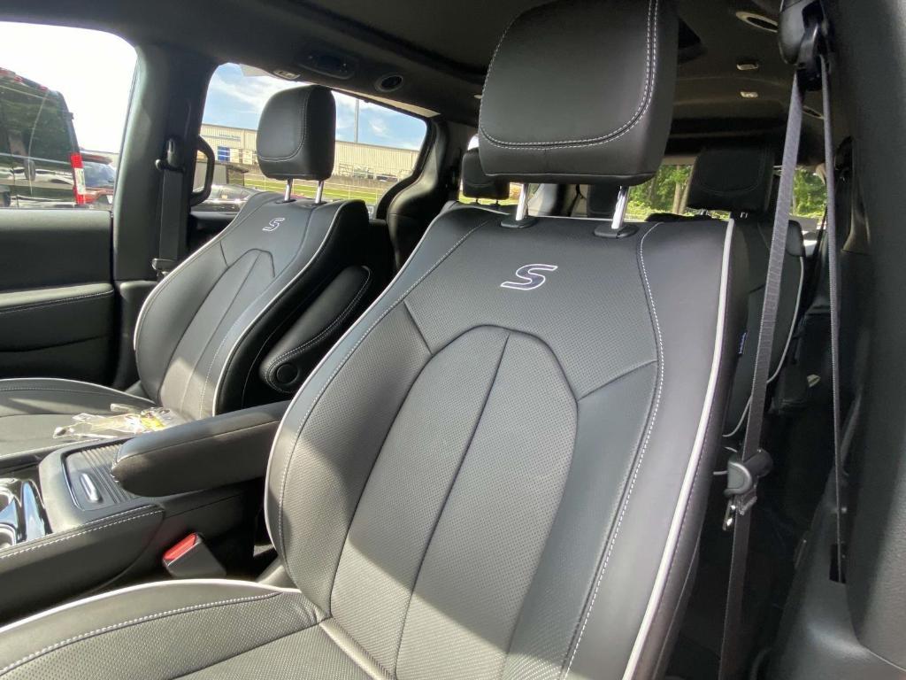 new 2025 Chrysler Pacifica car, priced at $49,233