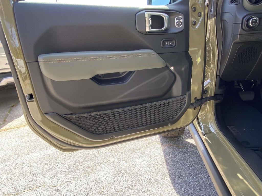 new 2025 Jeep Gladiator car, priced at $57,257