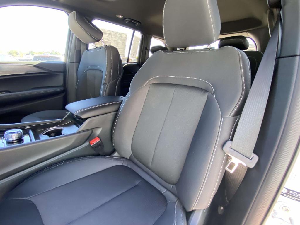 new 2025 Jeep Grand Cherokee car, priced at $40,573