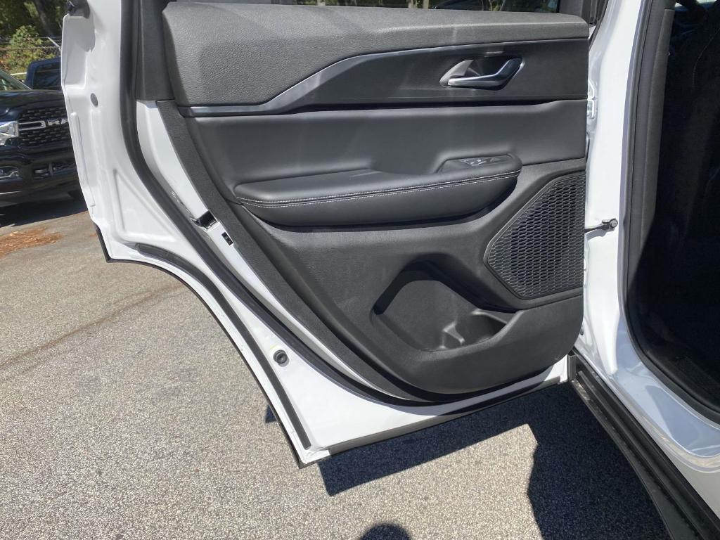 new 2025 Jeep Grand Cherokee car, priced at $40,573