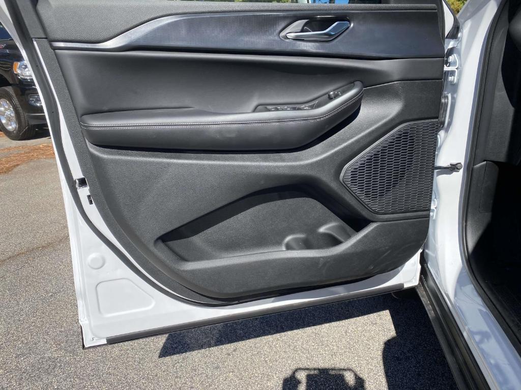 new 2025 Jeep Grand Cherokee car, priced at $40,573