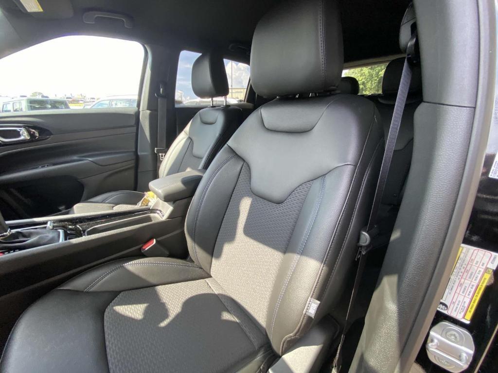 new 2025 Jeep Compass car, priced at $28,950