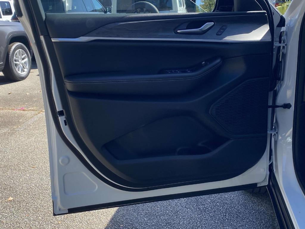 used 2024 Jeep Grand Cherokee car, priced at $37,495