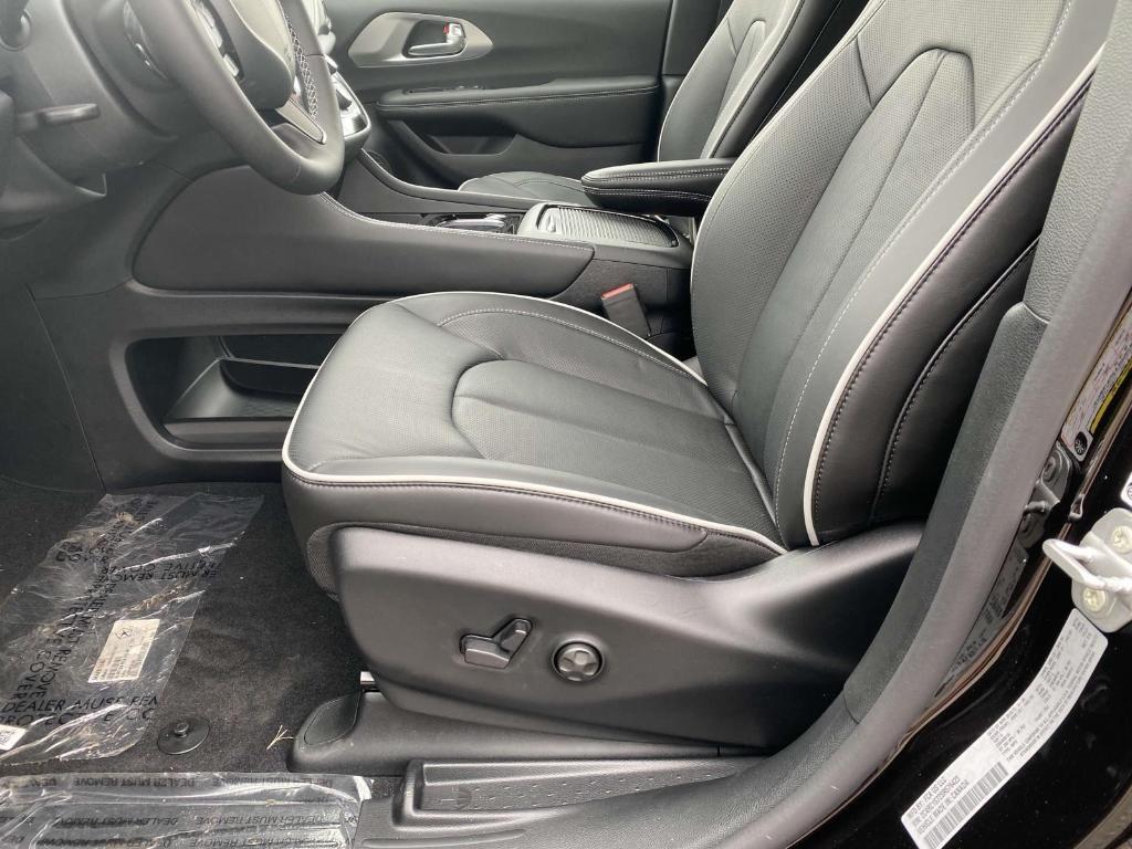new 2025 Chrysler Pacifica Hybrid car, priced at $55,973