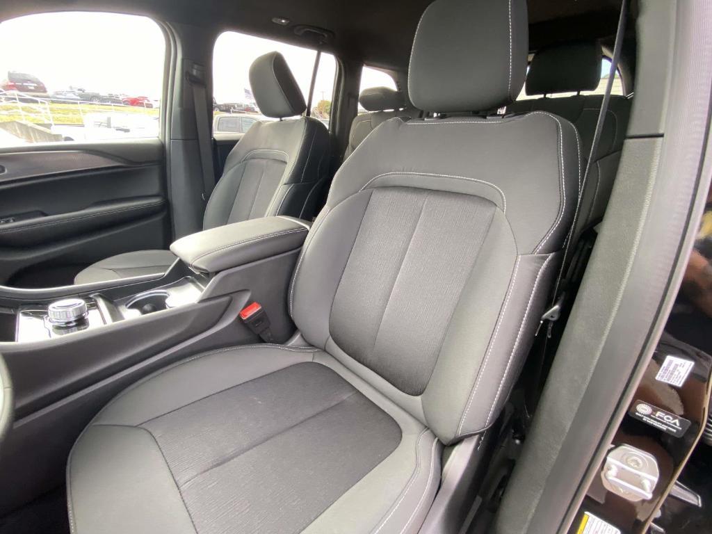 new 2025 Jeep Grand Cherokee car, priced at $40,174