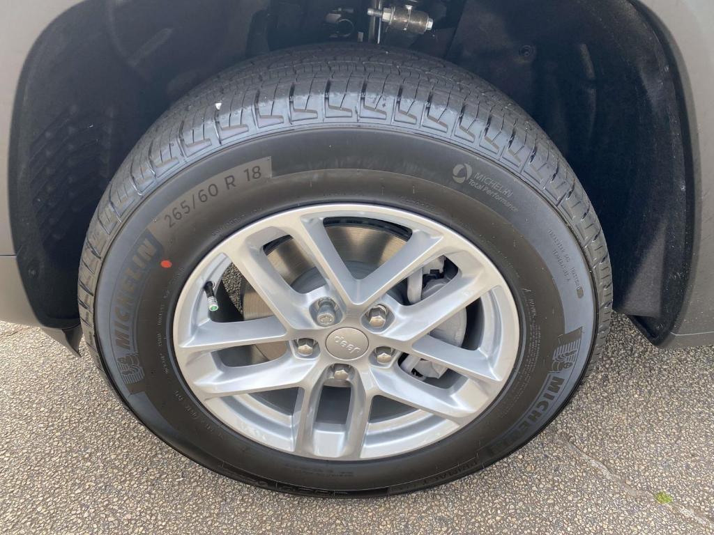 new 2025 Jeep Grand Cherokee car, priced at $40,174