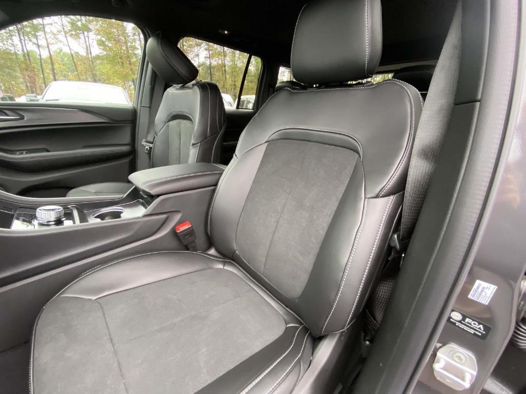 new 2025 Jeep Grand Cherokee car, priced at $44,092