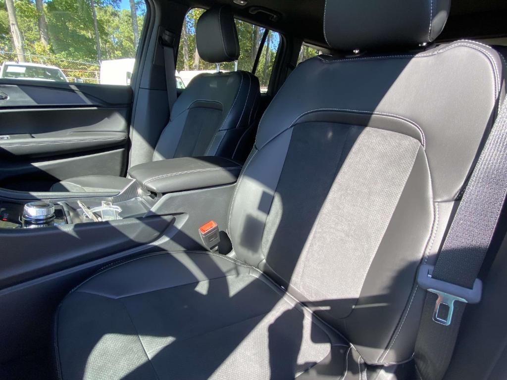 new 2025 Jeep Grand Cherokee car, priced at $41,596