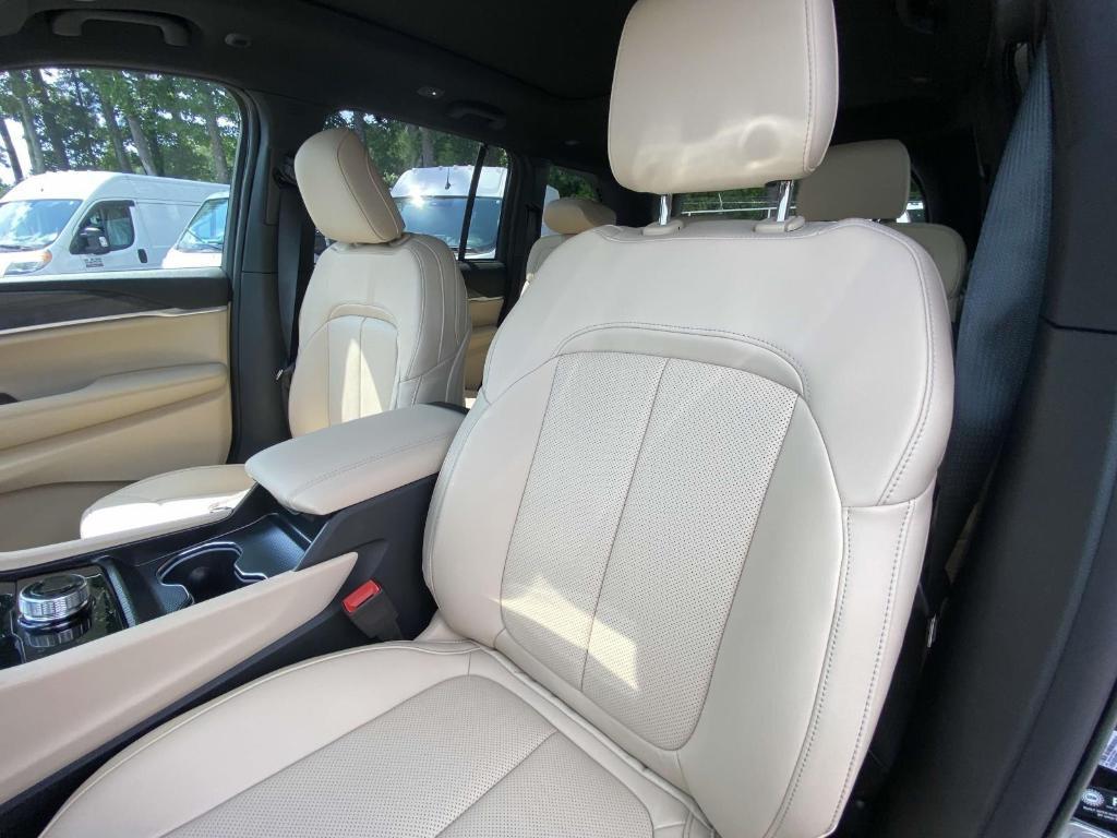 new 2025 Jeep Grand Cherokee car, priced at $47,553