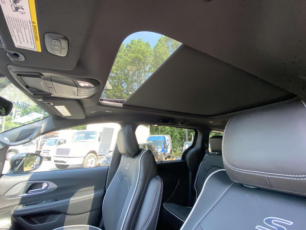 new 2025 Chrysler Pacifica car, priced at $48,738