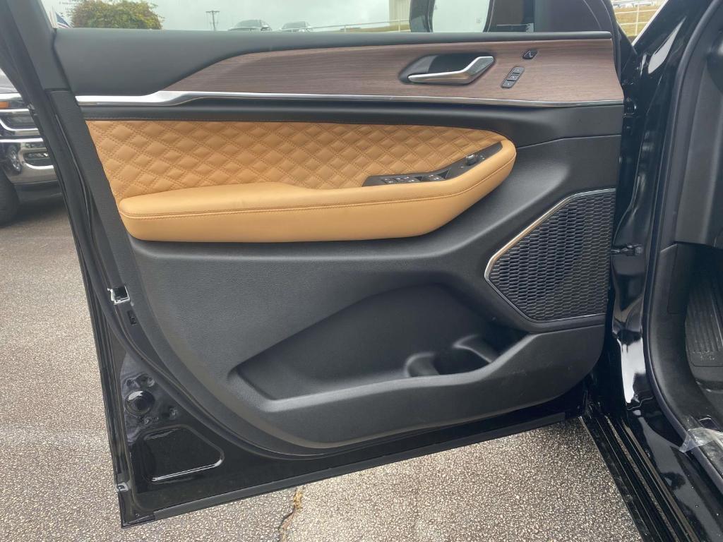 new 2025 Jeep Grand Cherokee car, priced at $58,907