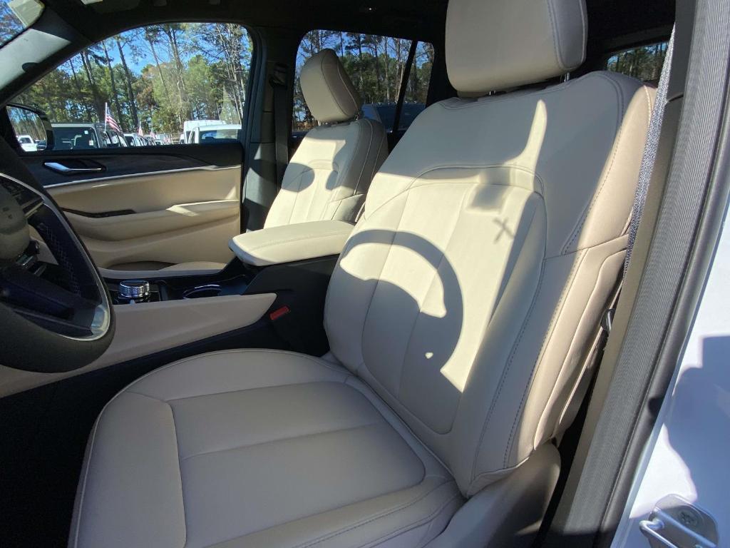 new 2025 Jeep Grand Cherokee car, priced at $49,028