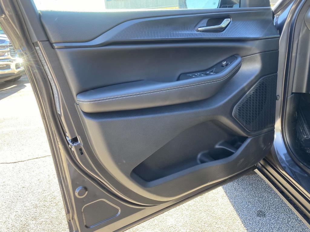 new 2025 Jeep Grand Cherokee car, priced at $40,213