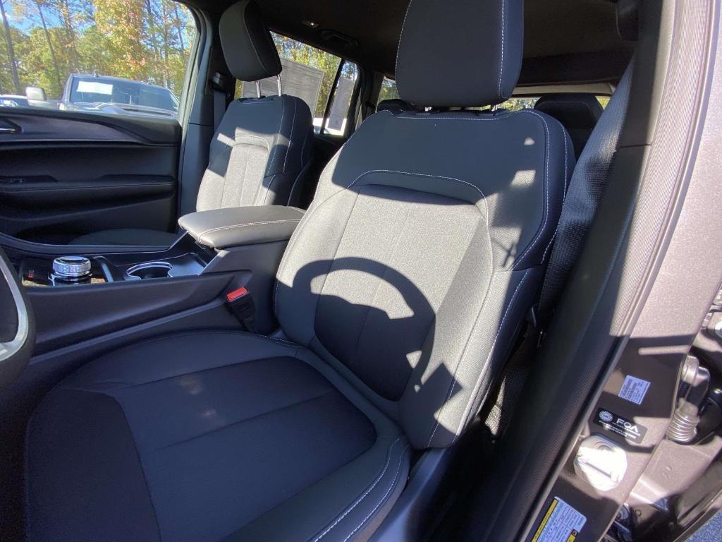 new 2025 Jeep Grand Cherokee car, priced at $40,213