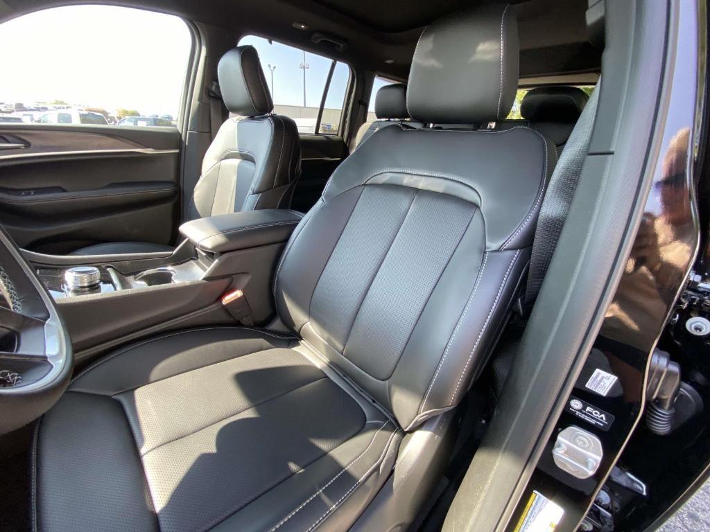 new 2025 Jeep Grand Cherokee car, priced at $47,553