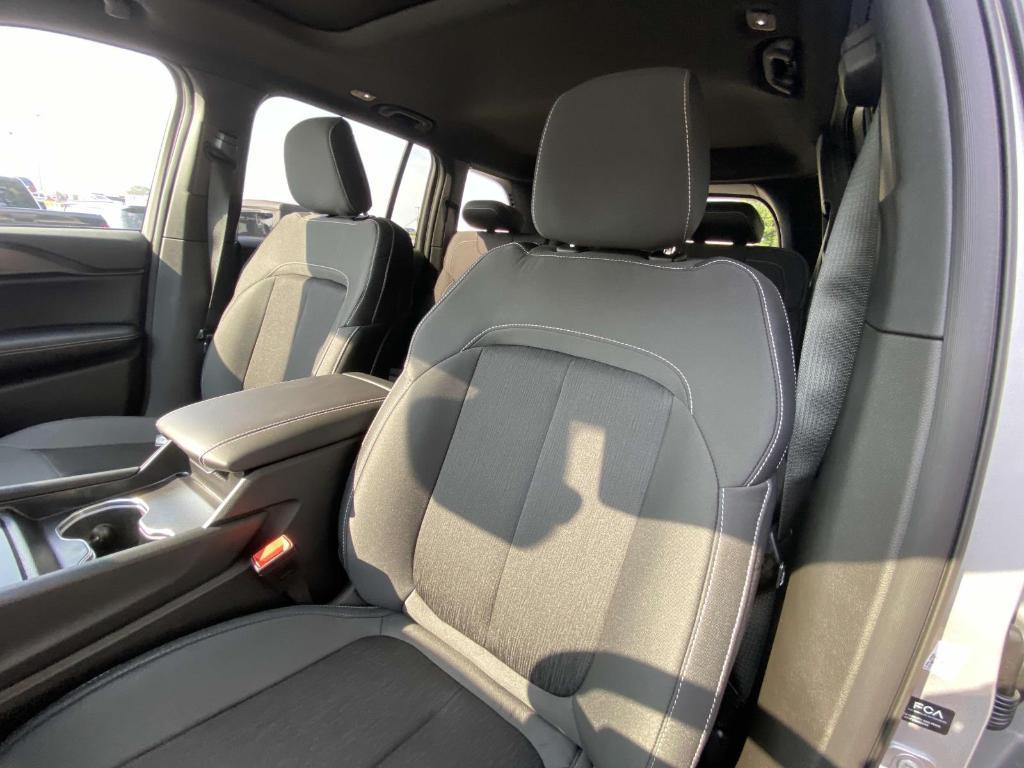 new 2025 Jeep Grand Cherokee car, priced at $34,268