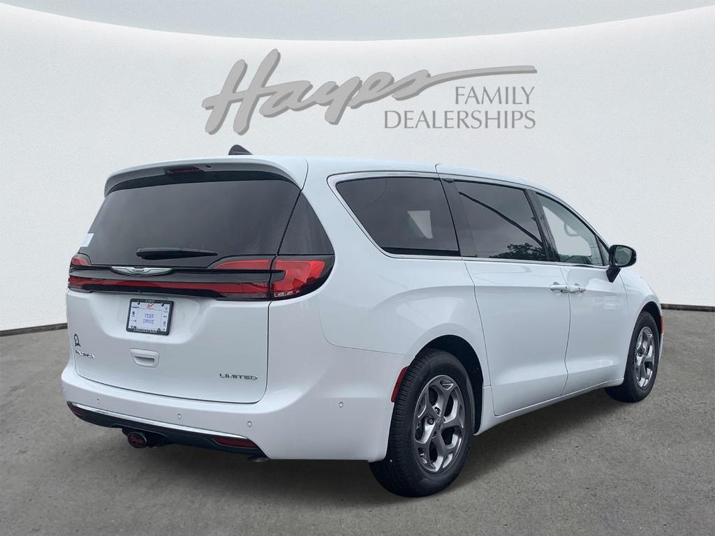 new 2024 Chrysler Pacifica car, priced at $44,697