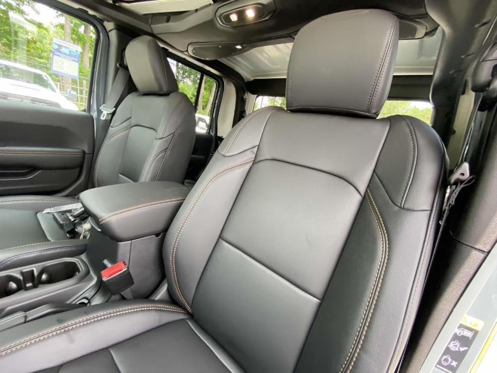 new 2025 Jeep Gladiator car, priced at $45,383