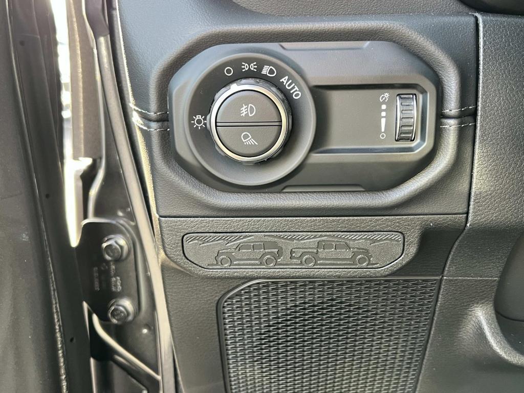 new 2025 Jeep Gladiator car, priced at $44,828