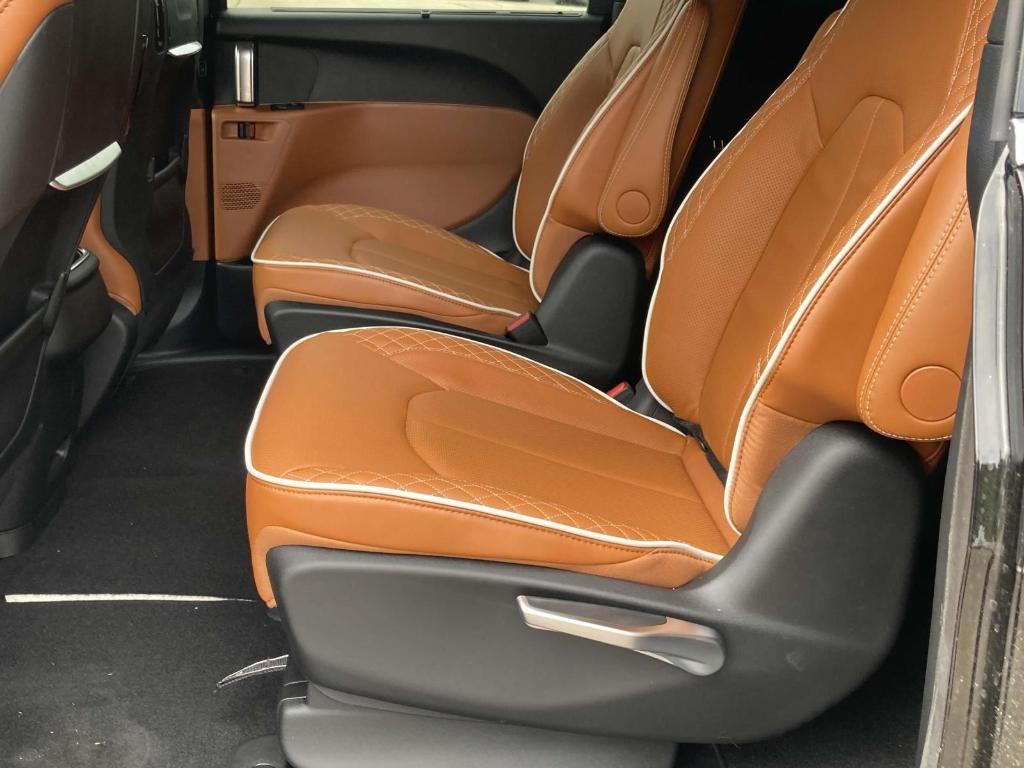 new 2025 Chrysler Pacifica Hybrid car, priced at $57,673