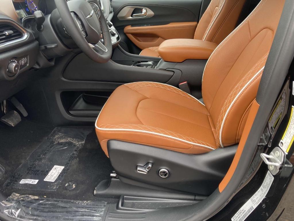 new 2025 Chrysler Pacifica Hybrid car, priced at $57,673