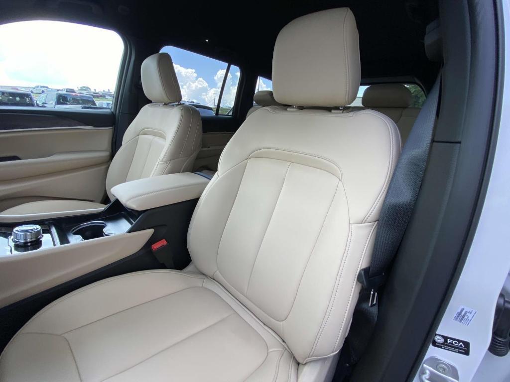 new 2025 Jeep Grand Cherokee car, priced at $38,793
