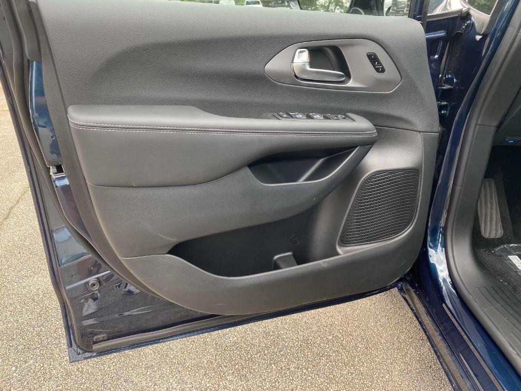 new 2025 Chrysler Pacifica car, priced at $40,833