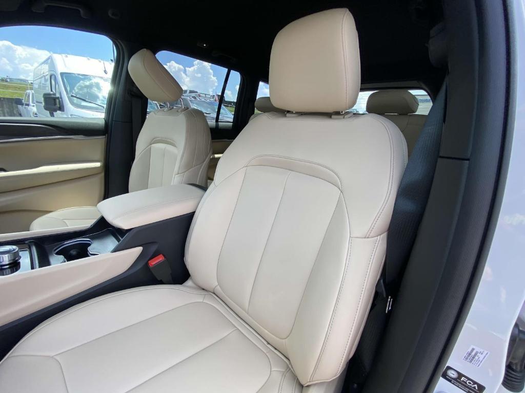 new 2025 Jeep Grand Cherokee car, priced at $41,518
