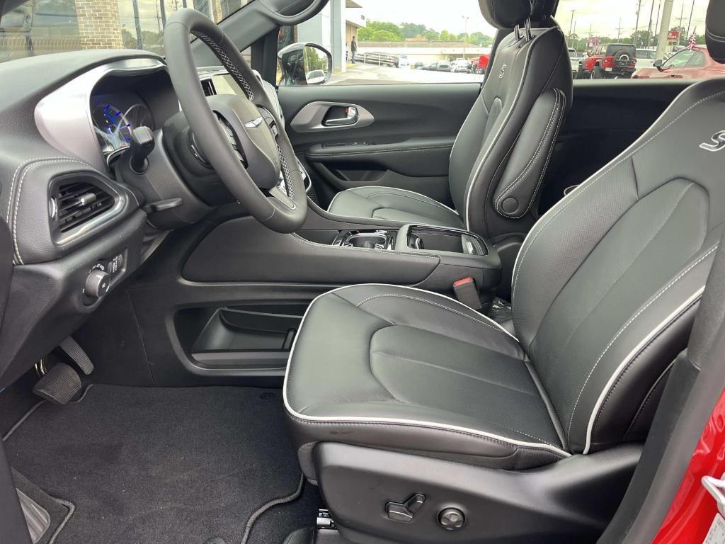 new 2025 Chrysler Pacifica Hybrid car, priced at $56,468