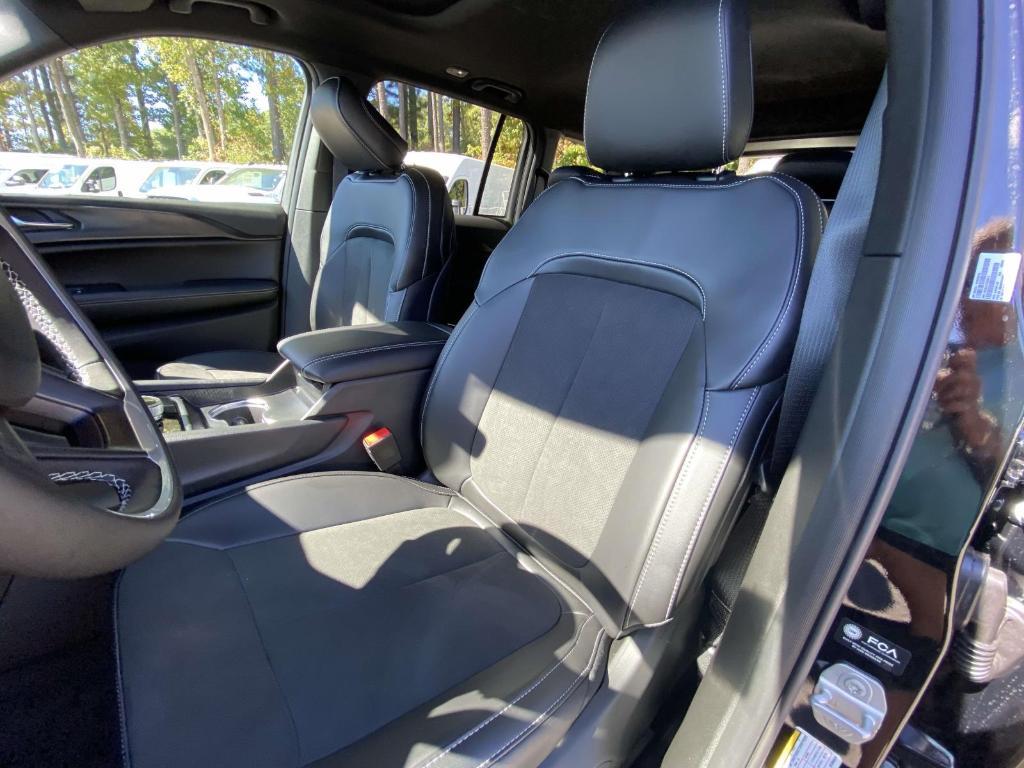 new 2025 Jeep Grand Cherokee car, priced at $42,132