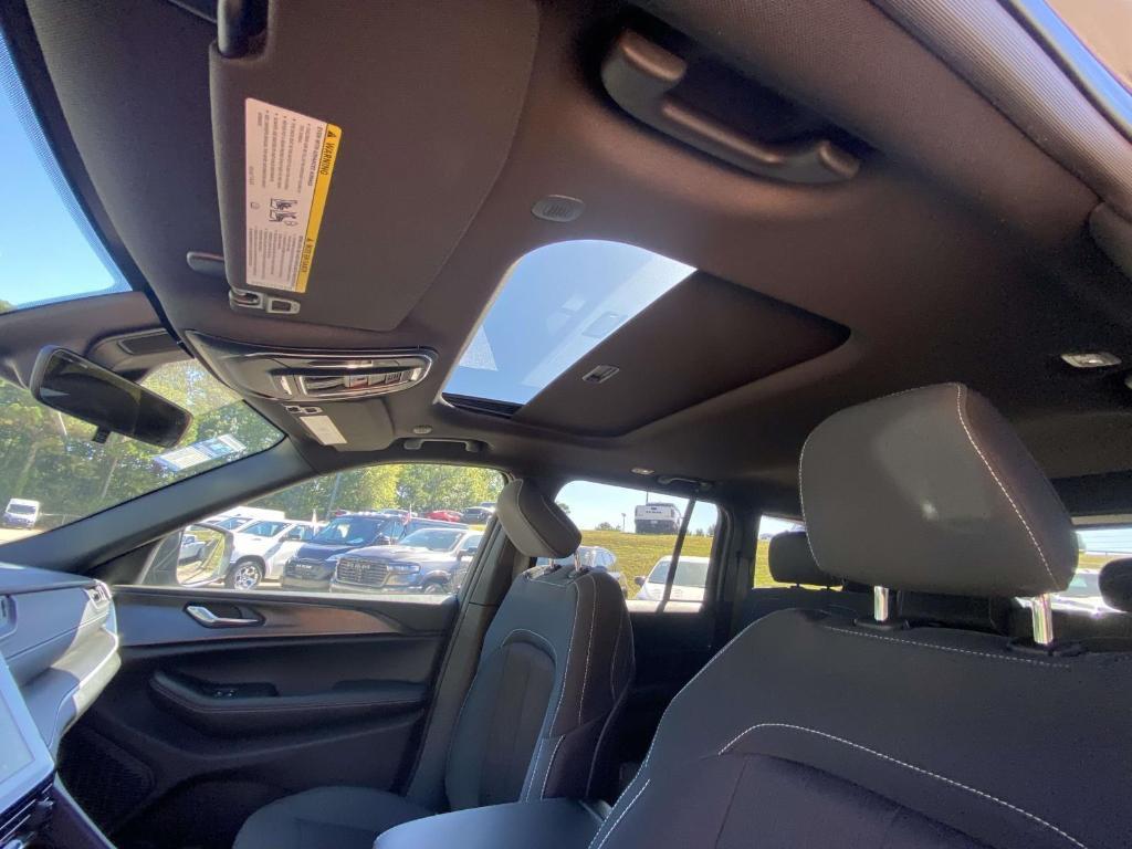 new 2025 Jeep Grand Cherokee car, priced at $34,268