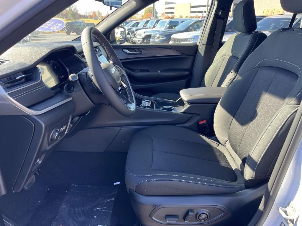 new 2025 Jeep Grand Cherokee car, priced at $39,638