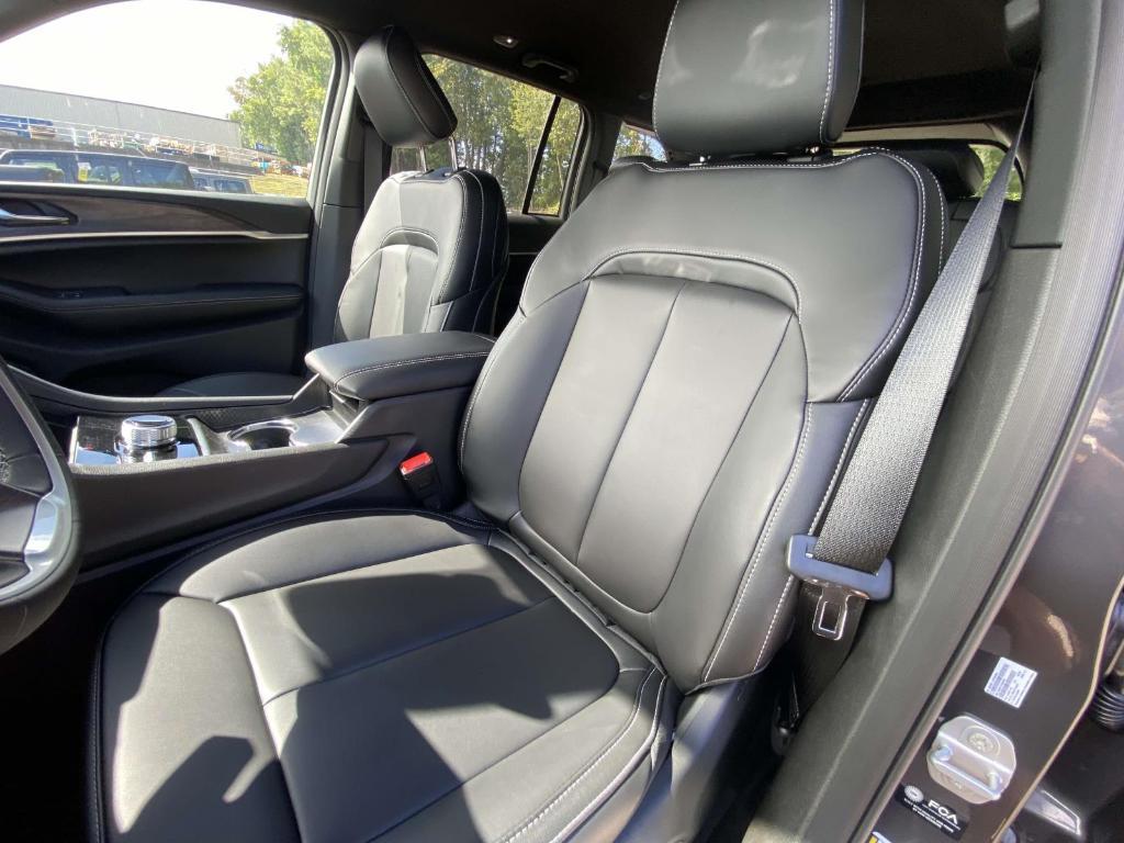 new 2025 Jeep Grand Cherokee car, priced at $45,704